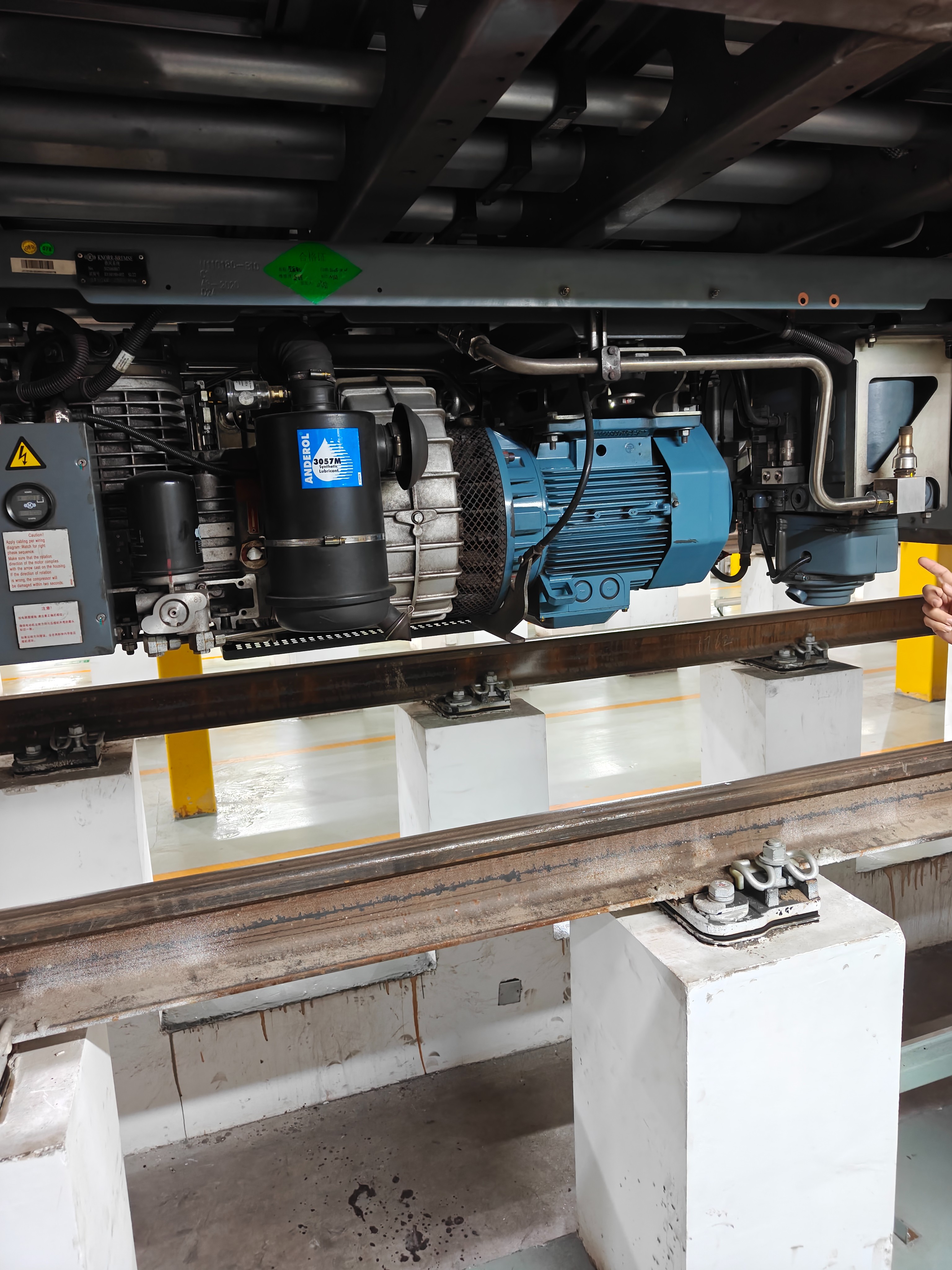 露点仪在地铁轨道测试现场 露点仪实际应用:在地铁轨道交通环境监控与安全中的实际操作