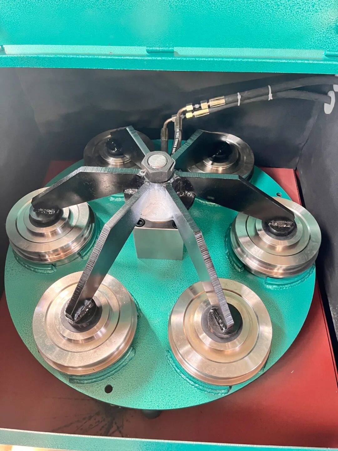 密封式制样粉碎机的压紧方式